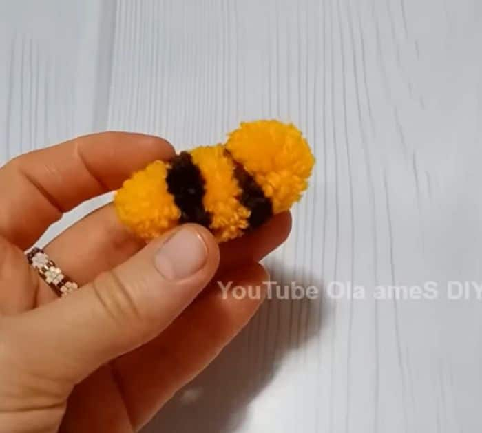Super Easy Bee Pom Pom Yarn DIY DIY Joy